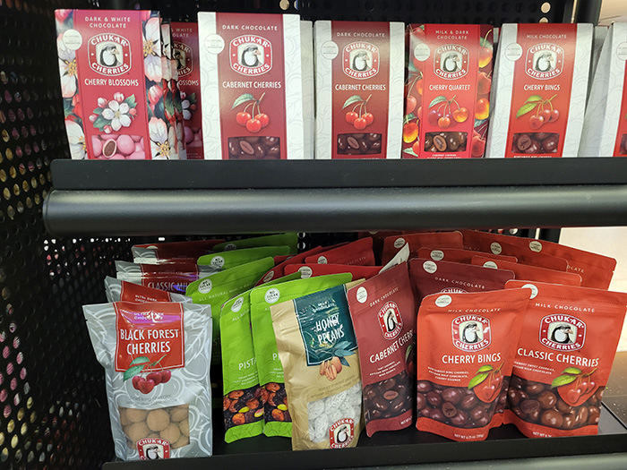 シアトルの空港内のお店に並ぶチャッカーチェリー・チョコレート
