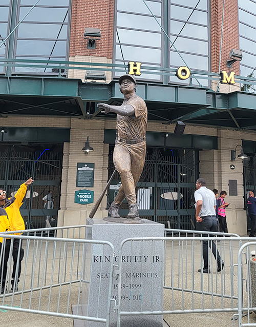 Tモバイル・パーク ケン・グリフィーJr.の銅像