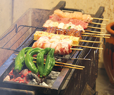 炭火焼ロースターでの焼き鳥の調理